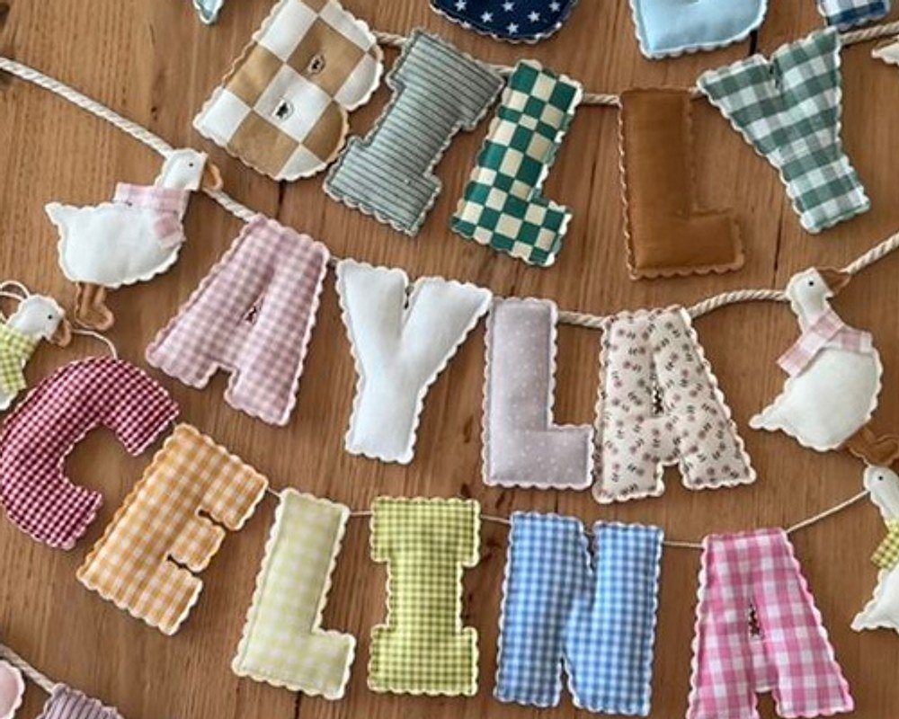Naamslinger met stoffen letters