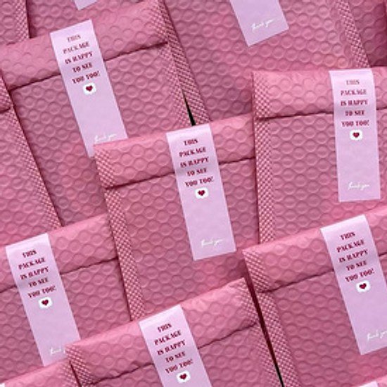 Roze envelopje met een kaartje